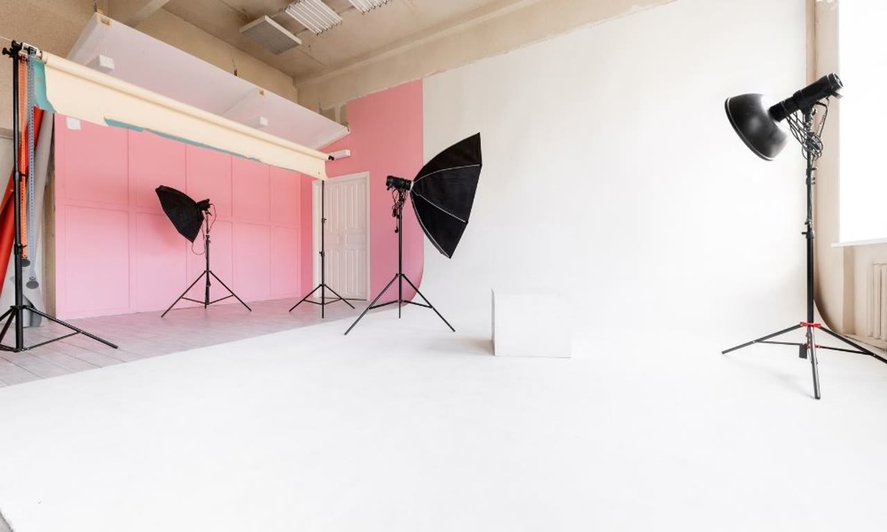 Infinity wall with lighting stands set up